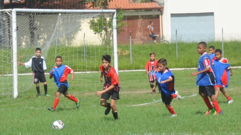 Após da cerimonia de abertura, a bola rolou entre equipes de futebol que disputaram um quadrangular nas categorias sub-7 e sub-11