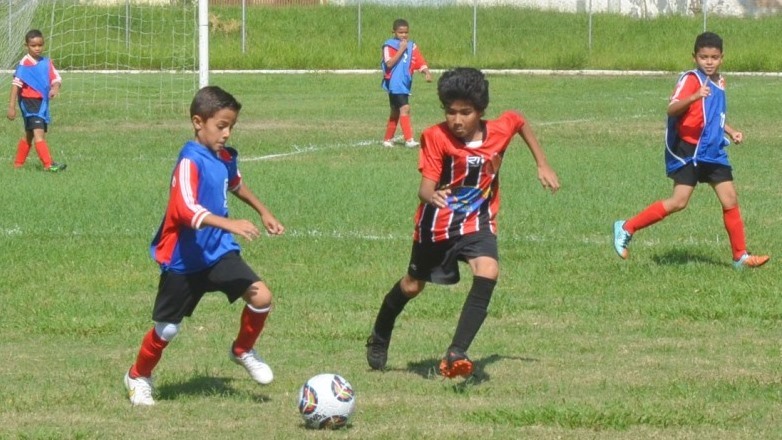 Após da cerimonia de abertura, a bola rolou entre equipes de futebol que disputaram um quadrangular nas categorias sub-7 e sub-11
