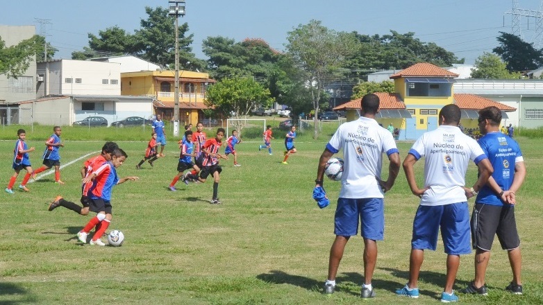 Após da cerimonia de abertura, a bola rolou entre equipes de futebol que disputaram um quadrangular nas categorias sub-7 e sub-11