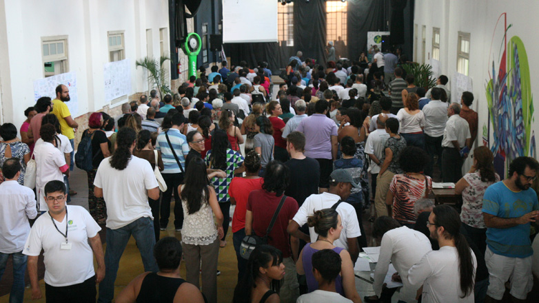 Após o anúncio, o grupo comemorou com um abraço simbólico no prédio e uma cantiga de ciranda. 