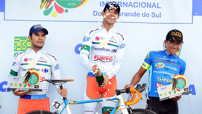 Campeões da Volta Ciclística no pódio