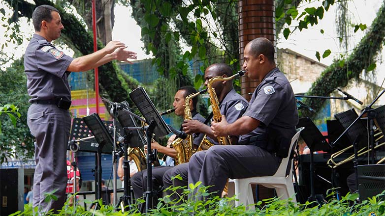 Banda da Polícia Militar se apresentando