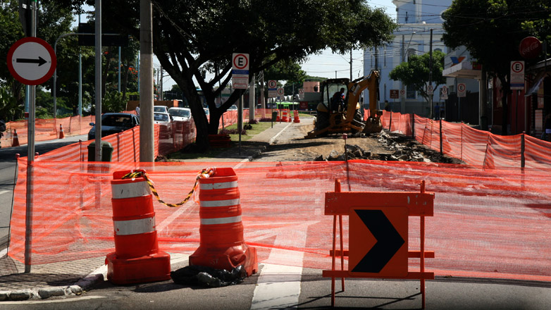 A via vai receber novo pavimento e a calçada será ampliada para a criação de um boulevard, em frente ao Cine Teatro Benedito Alves