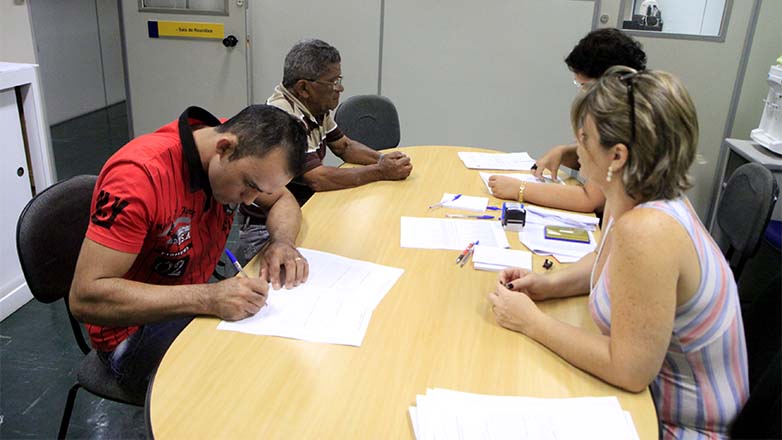 Os moradores estiveram na Prefeitura para assinar a documentação