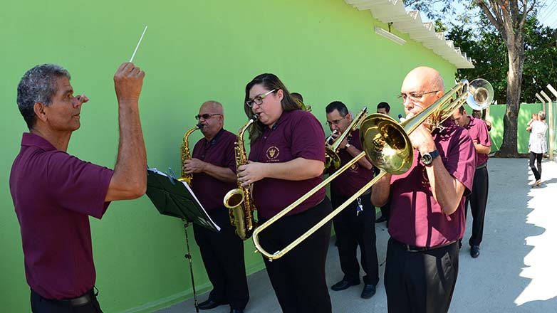 IMagens mostram integrantes da banda de Santana durante a reinauguração do espaço do grupo