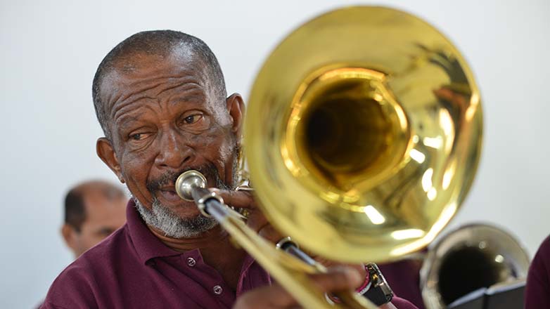 IMagens mostram integrantes da banda de Santana durante a reinauguração do espaço do grupo