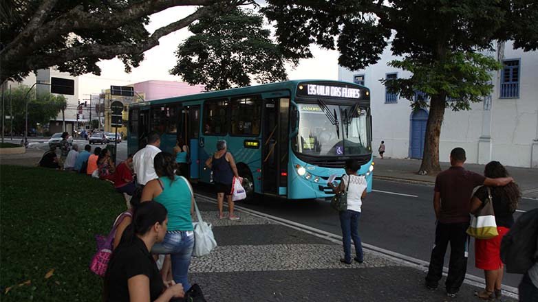 Ponto de ônibus em frente à Igreja São Benedito