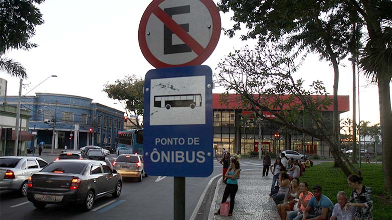 Ponto de ônibus em frente à Igreja São Benedito
