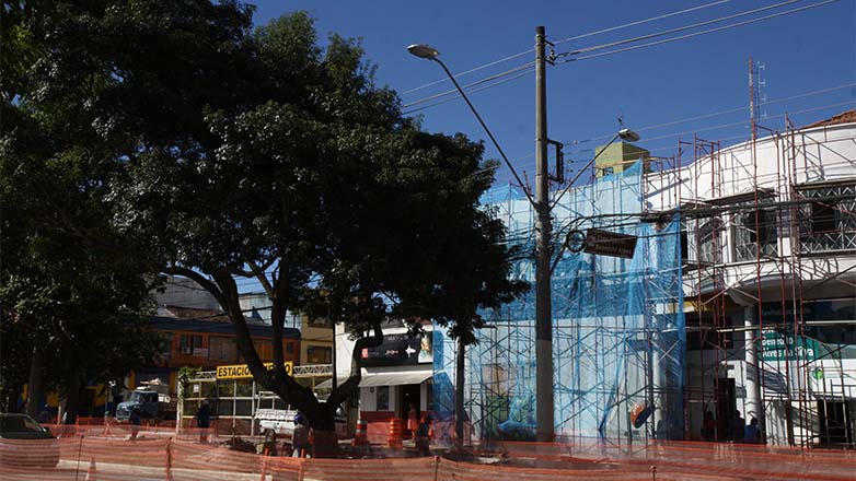 A retirada e o replantio de um Ipê Roxo é uma  operação, inédita na cidade e faz parte da modernização e revitalização do Novo Centro.