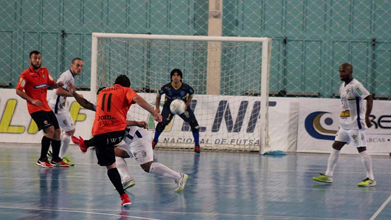 Lances do jogo entre Carlos Barbosa e São José