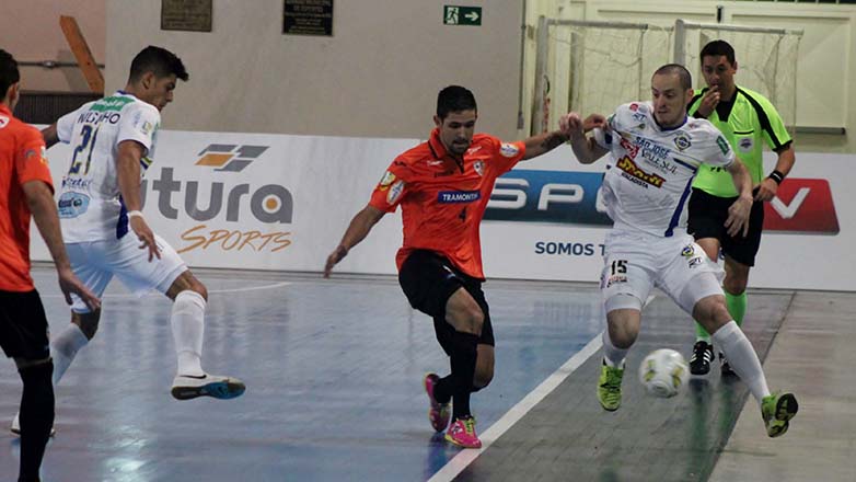 Lances do jogo entre Carlos Barbosa e São José