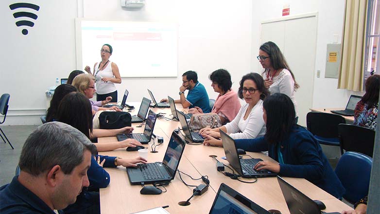 O curso ensina a pensar de maneira estruturada para a montagem de algoritmos usando a linguagem de programação.