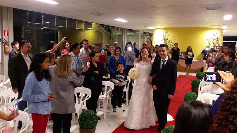 Curso teve direito a convite, vestido de noiva, decoração, marcha nupcial, bem-casados, padrinhos, madrinhas, música ao vivo e foto