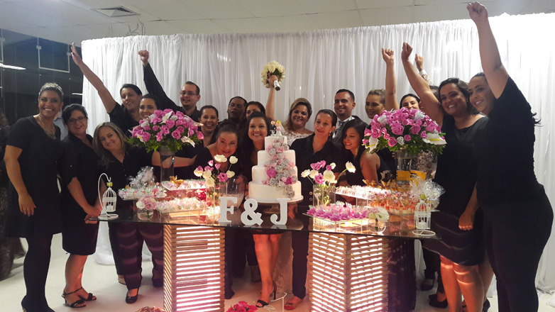 Curso teve direito a convite, vestido de noiva, decoração, marcha nupcial, bem-casados, padrinhos, madrinhas, música ao vivo e foto
