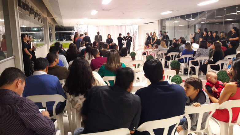 Curso teve direito a convite, vestido de noiva, decoração, marcha nupcial, bem-casados, padrinhos, madrinhas, música ao vivo e foto