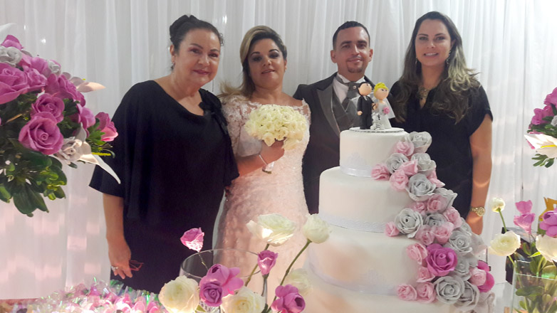 Curso teve direito a convite, vestido de noiva, decoração, marcha nupcial, bem-casados, padrinhos, madrinhas, música ao vivo e foto