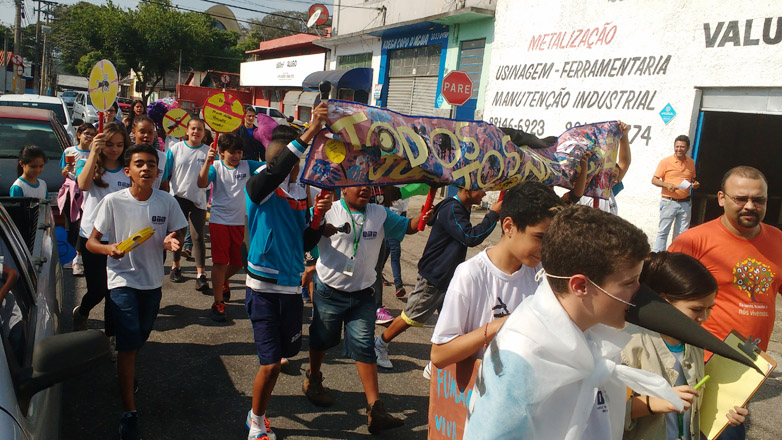 Alunos da região sul fazem caminhada contra a dengue