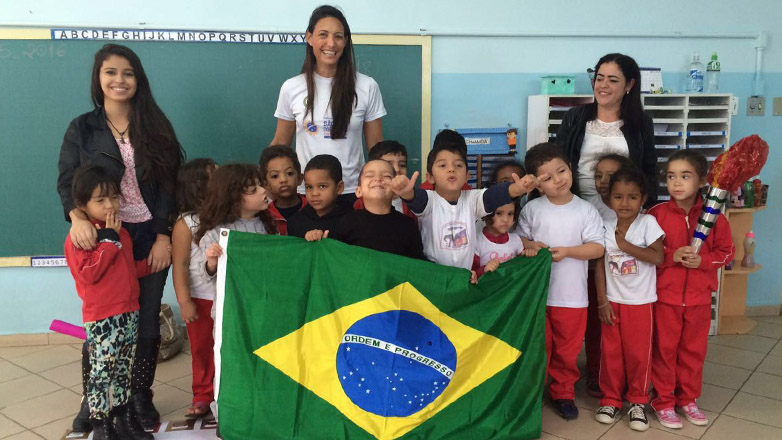 Alunos da educação infantil conversam com a nadadora Fabíola Molina