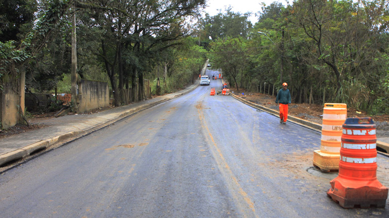 Obra avança e estrada do Imperador começa a receber o novo asfalto