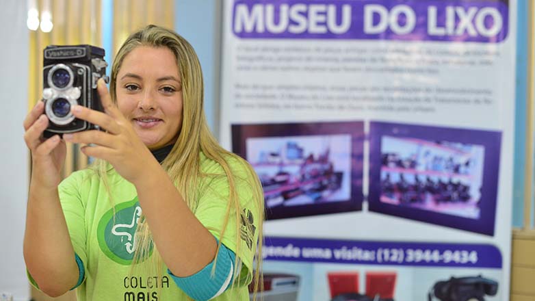 Imagens mostram crianças nas diversas atividades do Prefeitura no Bairro e o estande do Museu do Lixo da Urbam