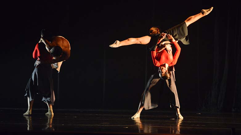 As atrações seguem até domingo. O festidança tem como  objetivo valorizar a criação coreográfica e o intercâmbio entre os bailarinos