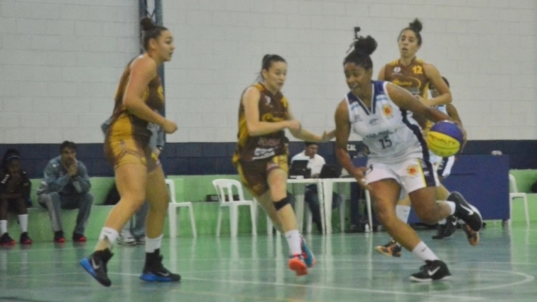 Basquete feminino derrota o Divino, de Jundiaí