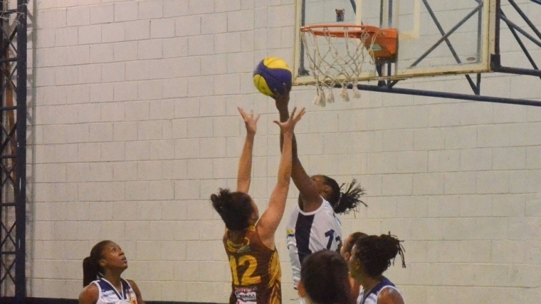 Basquete feminino derrota o Divino, de Jundiaí