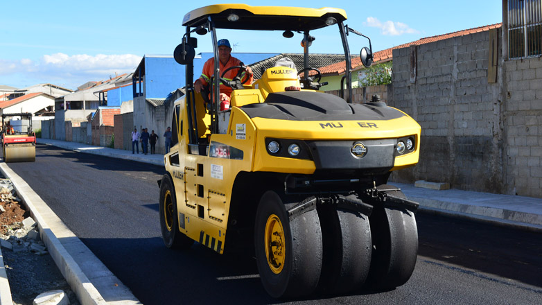 As obras envolveram drenagem, além do asfalto para a implantação de duas faixas no local, canteiro central, calçada e ciclovia.