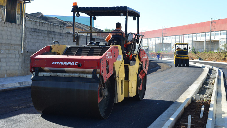 As obras envolveram drenagem, além do asfalto para a implantação de duas faixas no local, canteiro central, calçada e ciclovia.