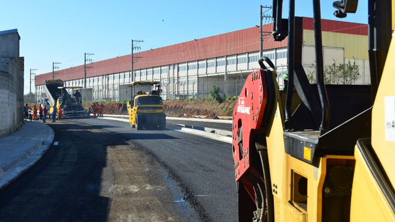As obras envolveram drenagem, além do asfalto para a implantação de duas faixas no local, canteiro central, calçada e ciclovia.