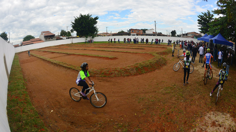 Escola Municipal Álvaro Gonçalves lança projeto inédito de ciclismo na rede municipal de educação 