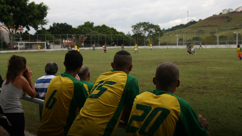 Lance do jogo entre os times do Paraíso do Sol e dos trabalhadores da Prefeitura e Urbam