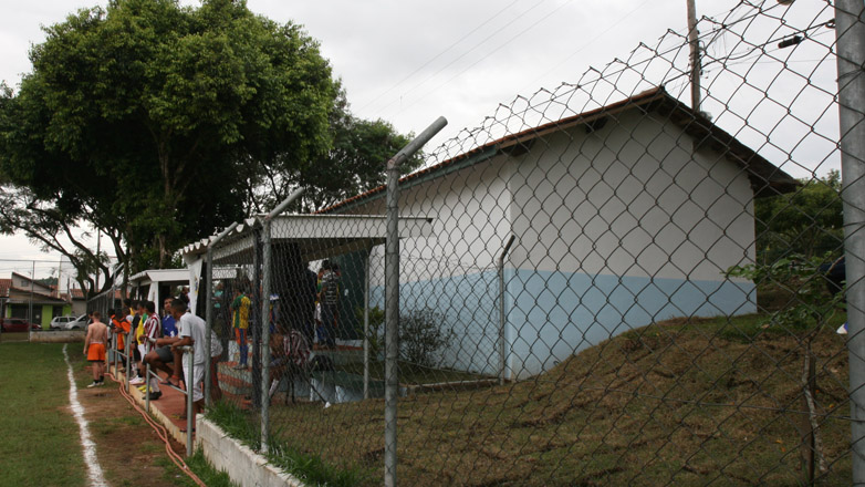 Lance do jogo entre os times do Paraíso do Sol e dos trabalhadores da Prefeitura e Urbam