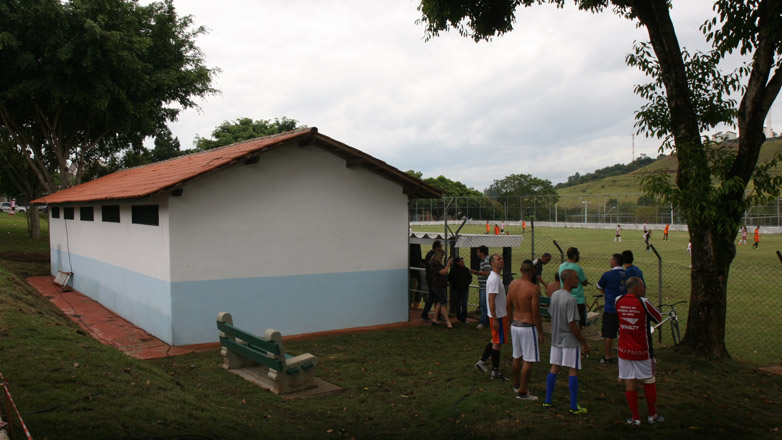 Lance do jogo entre os times do Paraíso do Sol e dos trabalhadores da Prefeitura e Urbam
