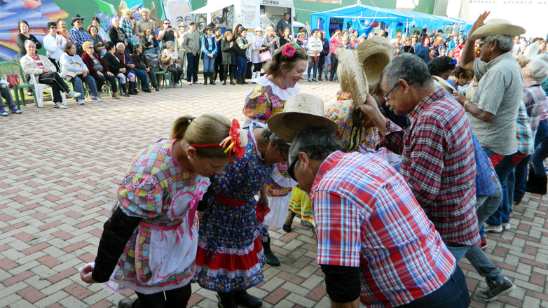 Festa Junina reúne mais de 2 mil pessoas na Casa do Idoso Su 