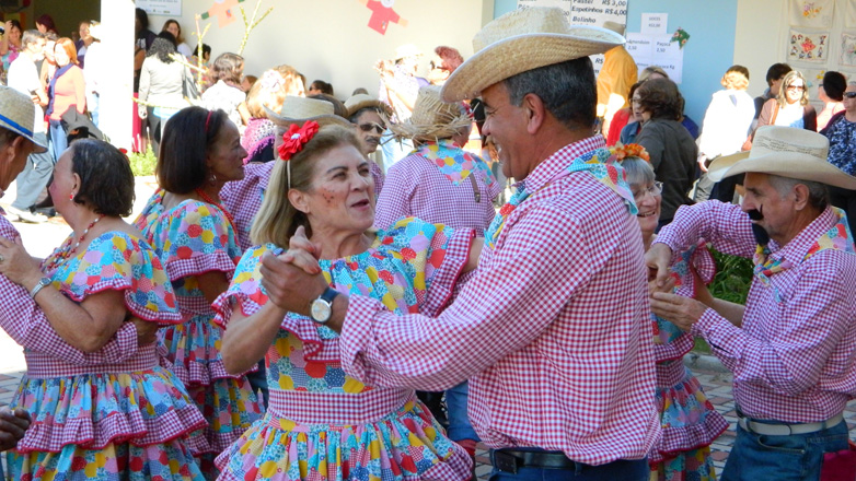 Festa Junina reúne mais de 2 mil pessoas na Casa do Idoso Su 