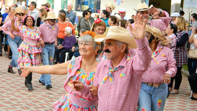 Festa Junina reúne mais de 2 mil pessoas na Casa do Idoso Su 