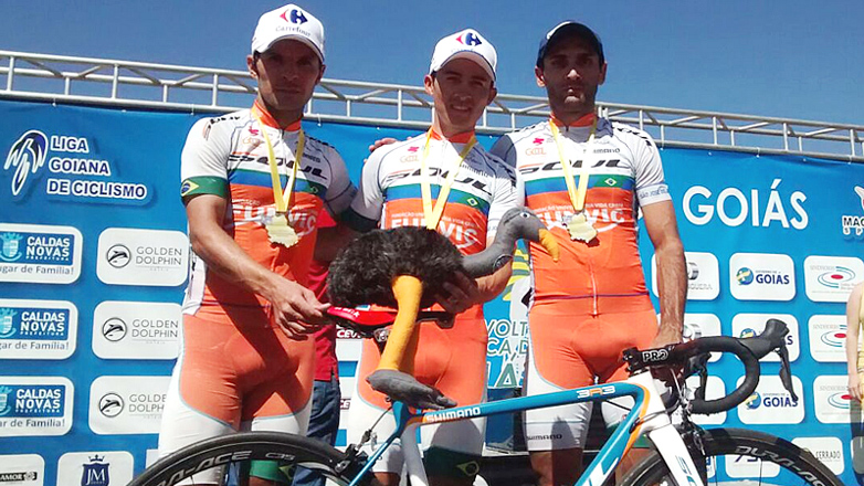 Ciclistas no pódio