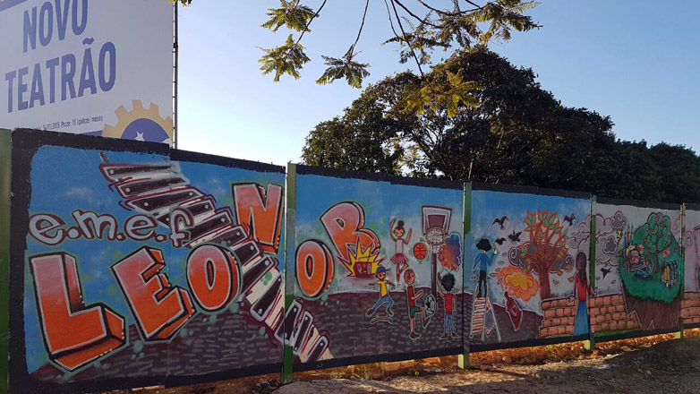  Pintura e grafite nos tapumes 