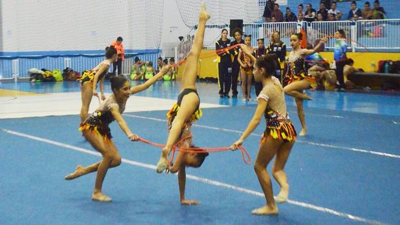 Imagens mostram as ginastas durante apresentação nos Jogos da Juventude