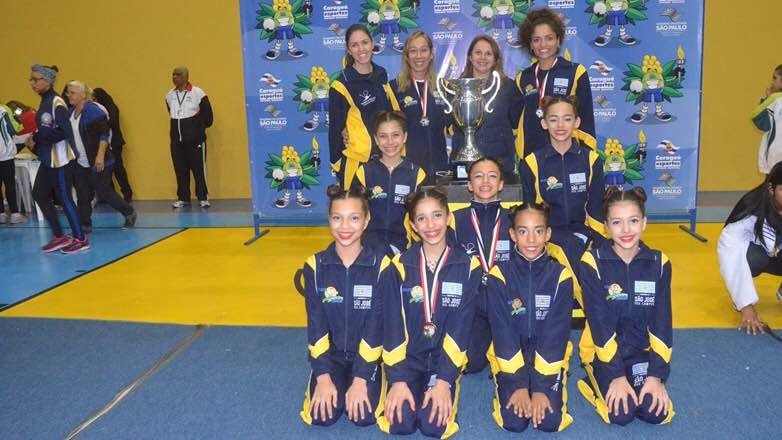 Imagens mostram as ginastas durante apresentação nos Jogos da Juventude