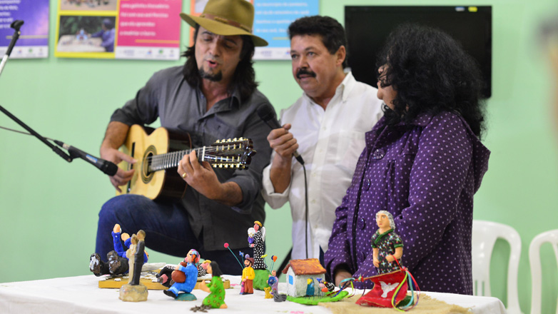 Imagens mostram a Banda de Santana e outras atrações musicais na inauguração da Casa de Cultura Lili Figureira