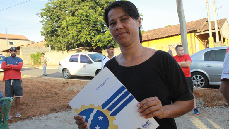 Imagens mostram a população do Santa Maria 3 e 5 na cerimônia de entrega dos títulos 