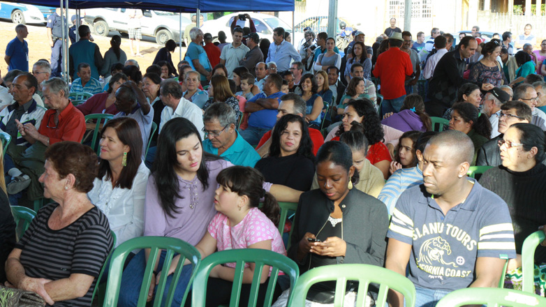 Imagens mostram a população do Santa Maria 3 e 5 na cerimônia de entrega dos títulos 