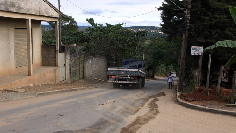 Foram mais de dois quilômetros de via asfaltada em um dos principais acessos aos bairros. 