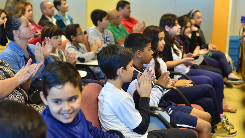 Educadores e estudantes na apresentação