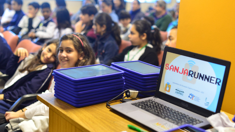Educadores e estudantes na apresentação