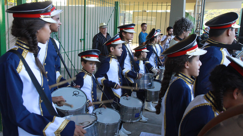 A fanfarra da EMEF Moacyr Benedicto de Souza apresentou clássicos da música popular.