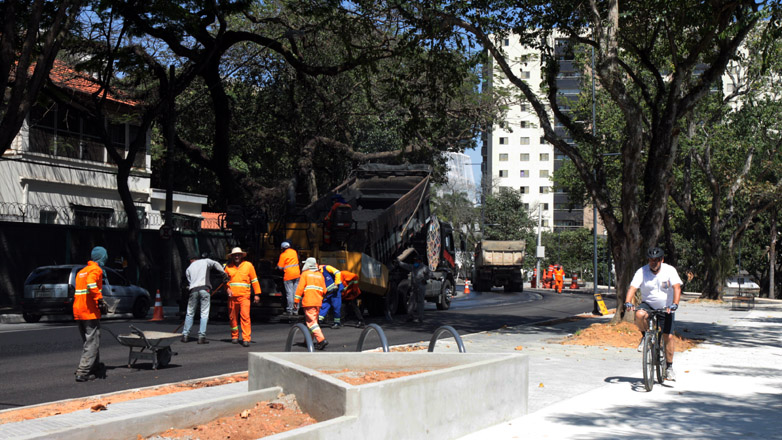 Avenidas São José e Madre Tereza passam por obras no asfalto