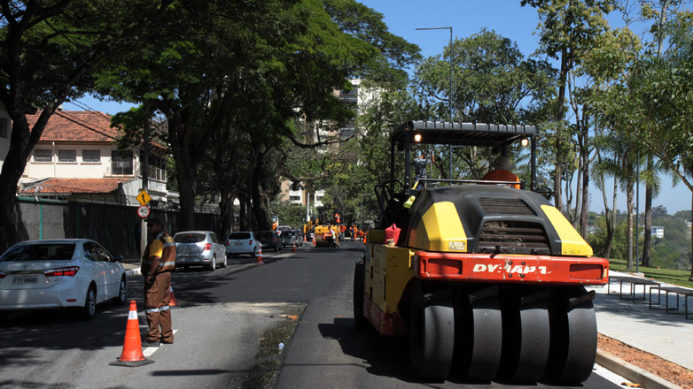 Avenidas São José e Madre Tereza passam por obras no asfalto